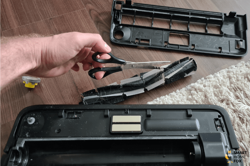Die Hauptbürste des Vorwerk Kobold VR7 wird von den Haaren befreit.